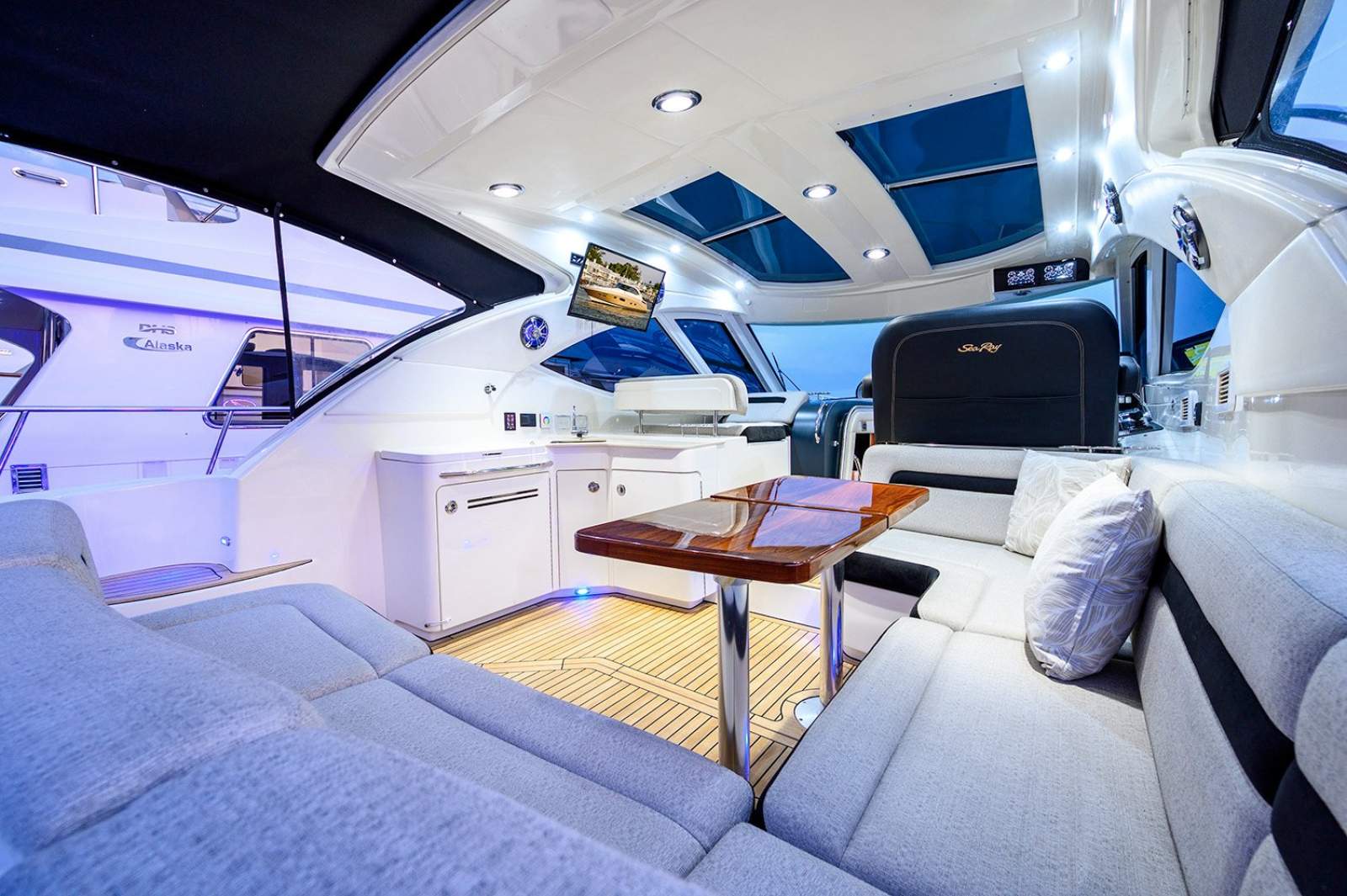 Sea Ray 470 Sundancer photo 12