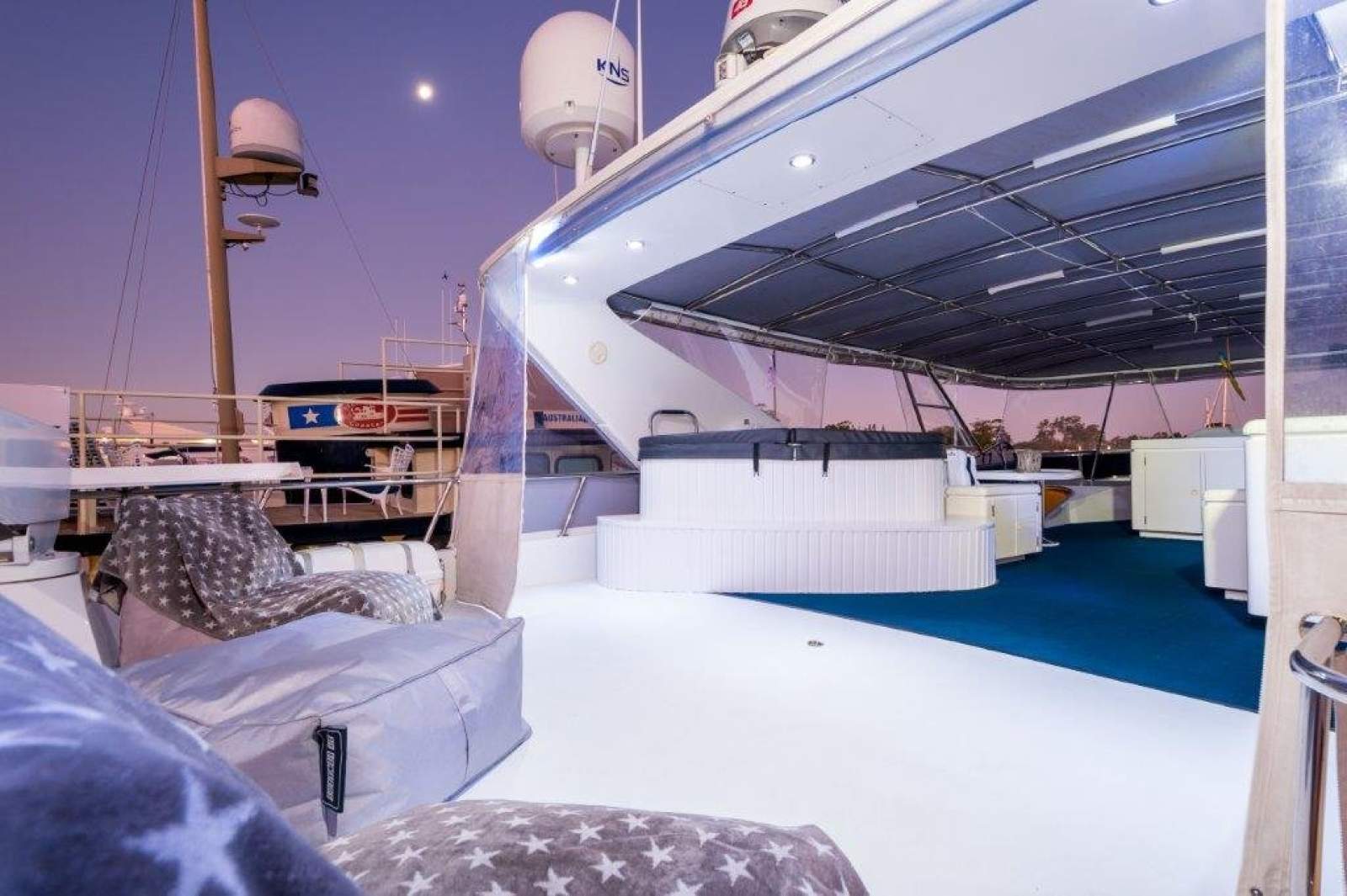 Monte Fino 86 Flybridge photo 13