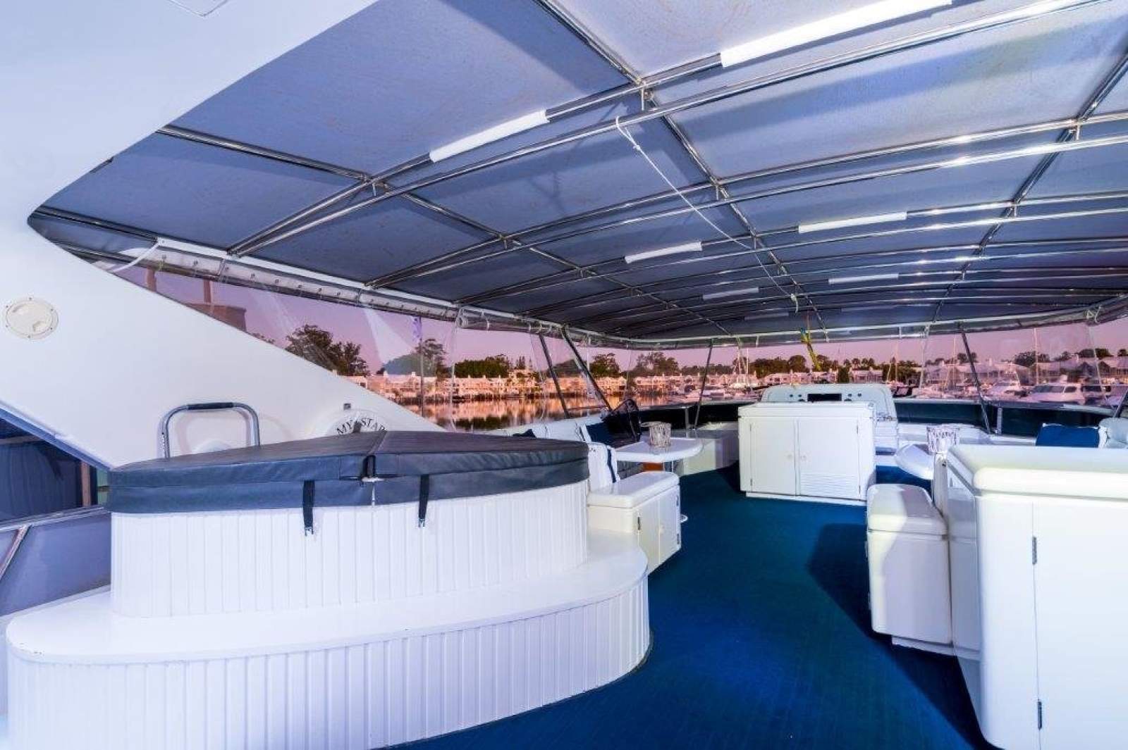 Monte Fino 86 Flybridge photo 14