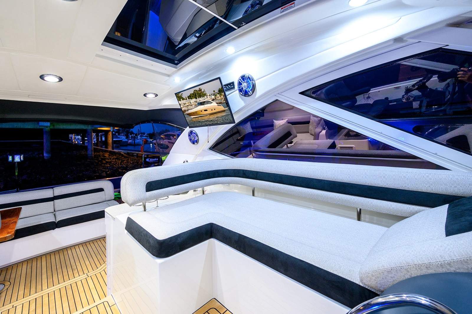 Sea Ray 470 Sundancer photo 15