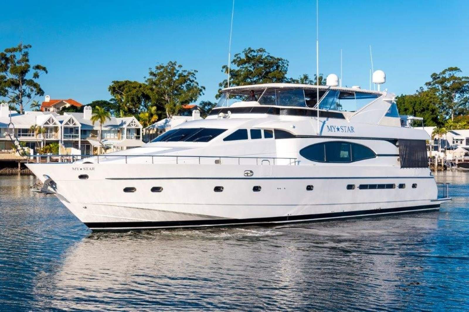 Monte Fino 86 Flybridge photo 2