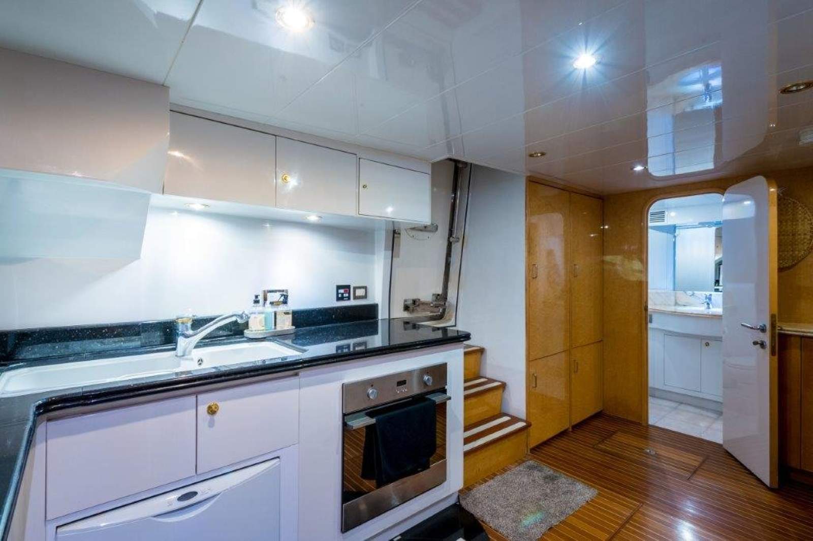 Monte Fino 86 Flybridge photo 27
