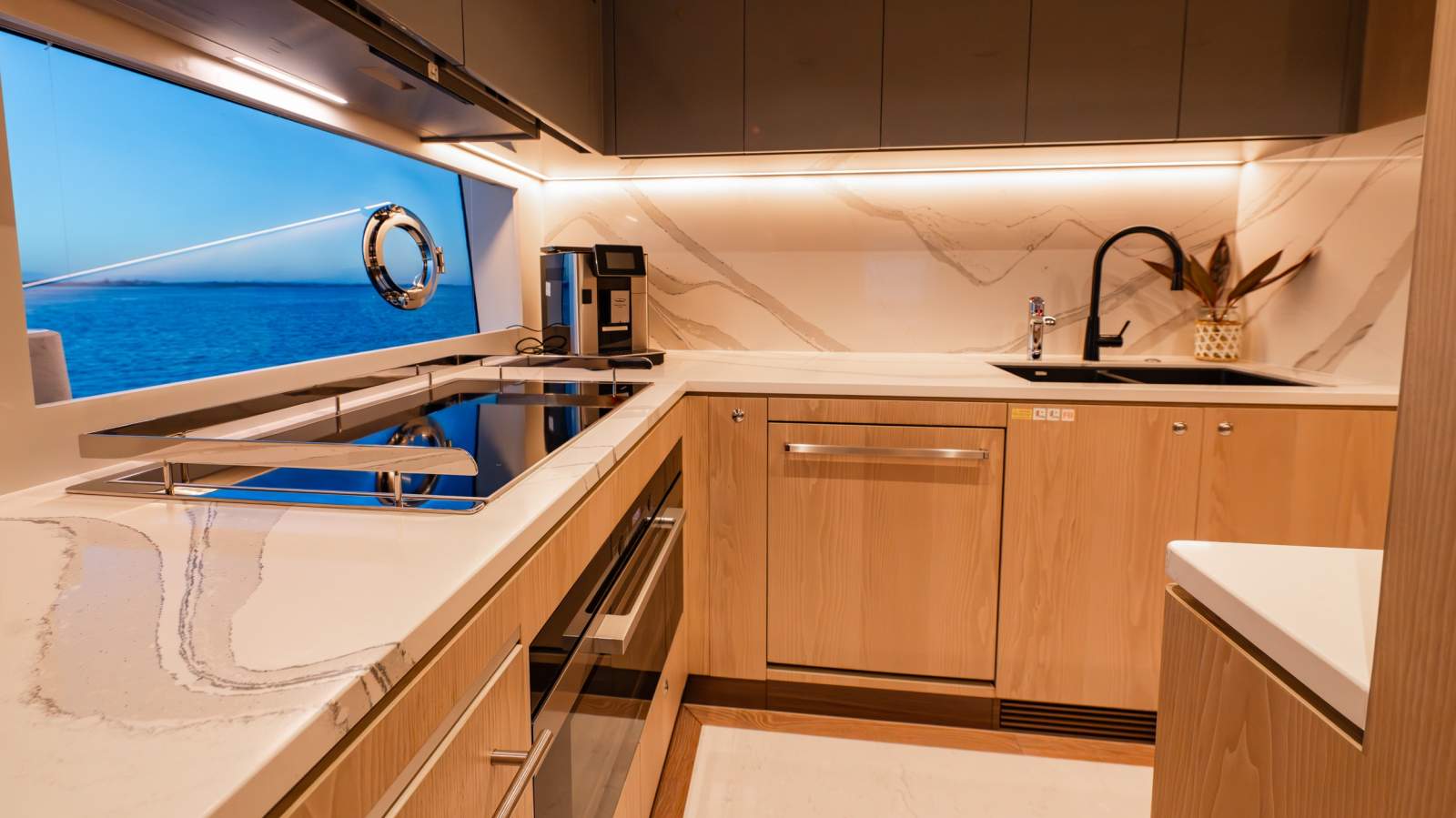 Horizon Yacht FD90 photo 28