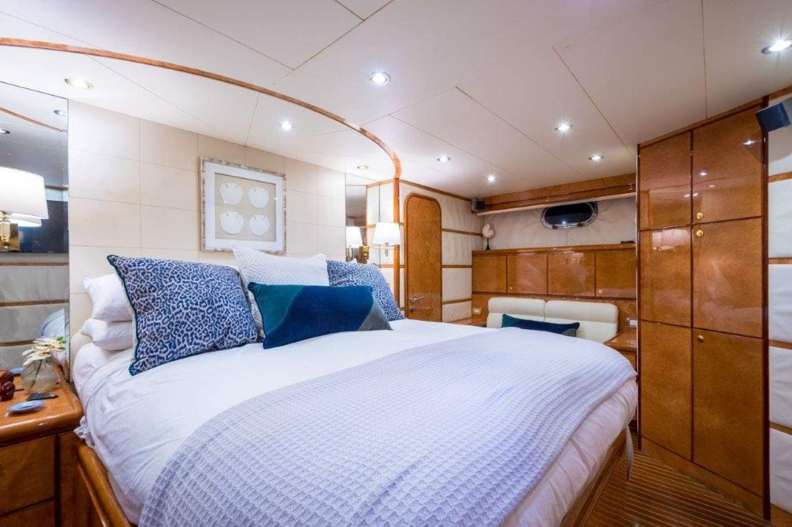 Monte Fino 86 Flybridge photo 29