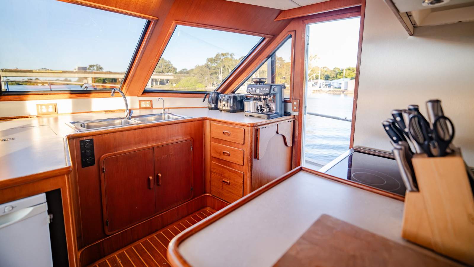 DeFever 63 Explorer Yacht photo 29