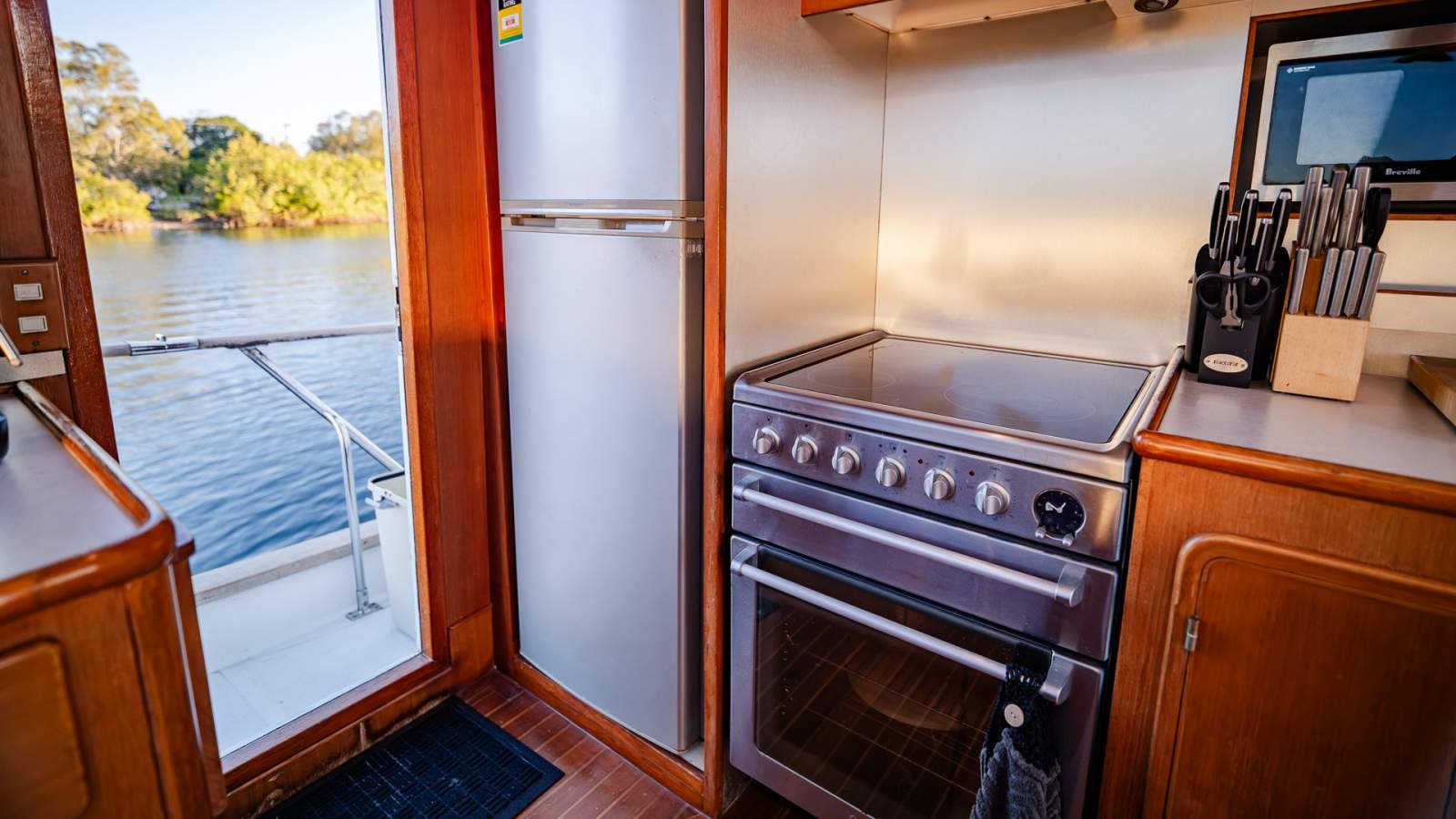 DeFever 63 Explorer Yacht photo 30