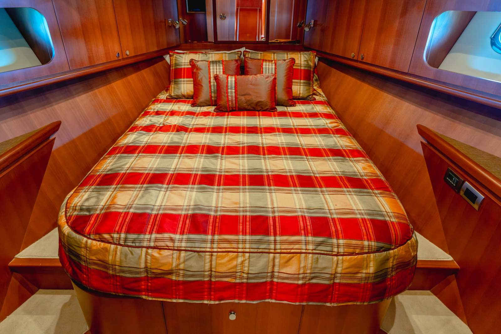 Hampton 680 Pilothouse Motor Yacht photo 32