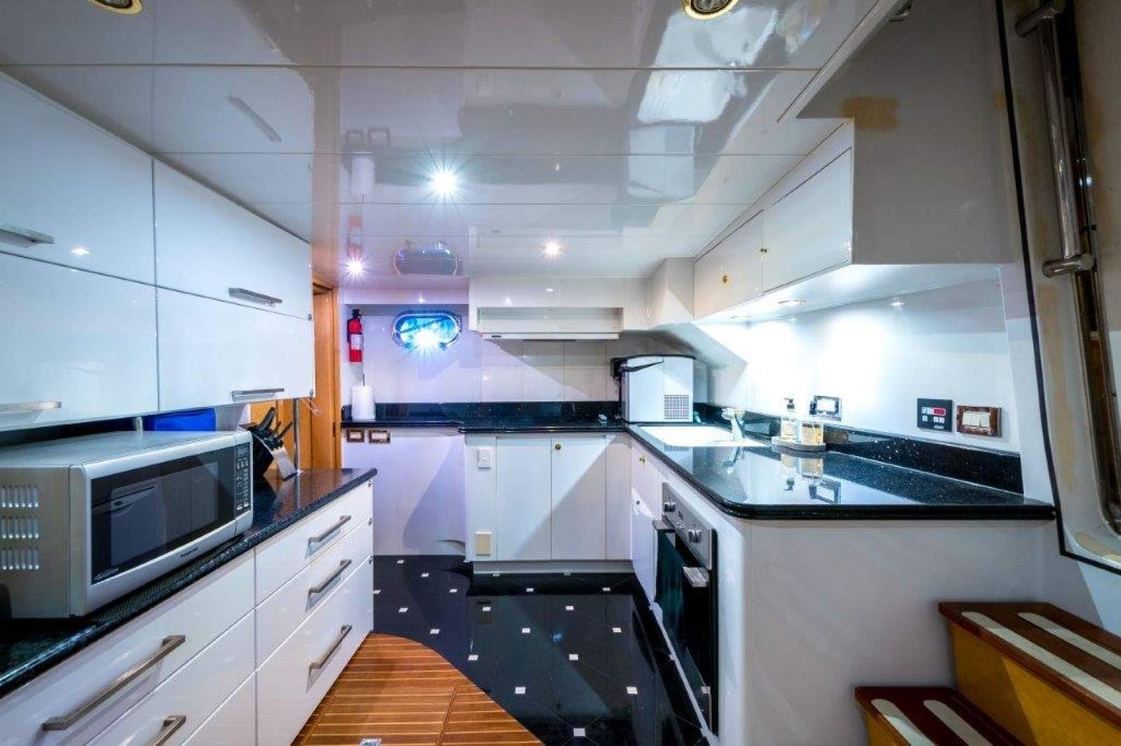 Monte Fino 86 Flybridge photo 37