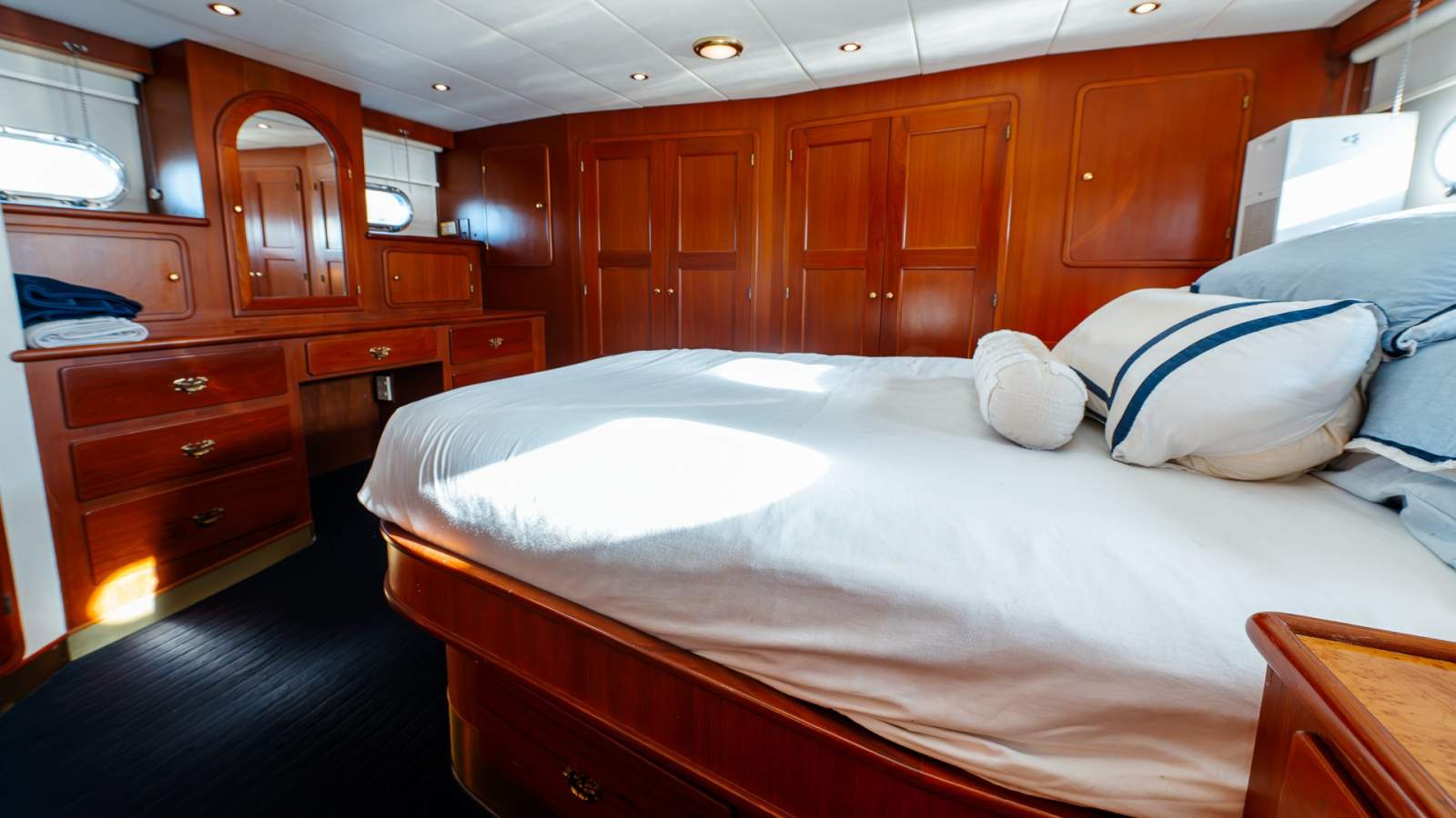 DeFever 63 Explorer Yacht photo 40
