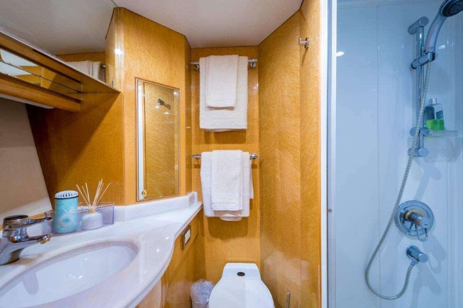 Monte Fino 86 Flybridge photo 40
