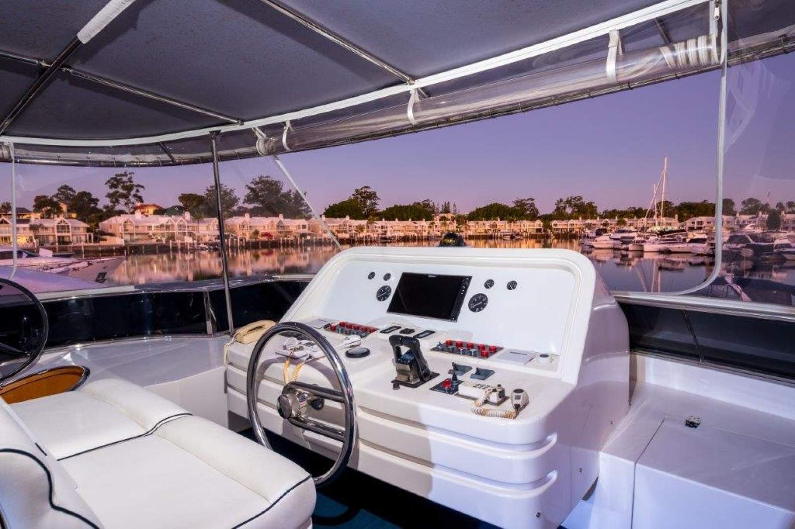 Monte Fino 86 Flybridge photo 9