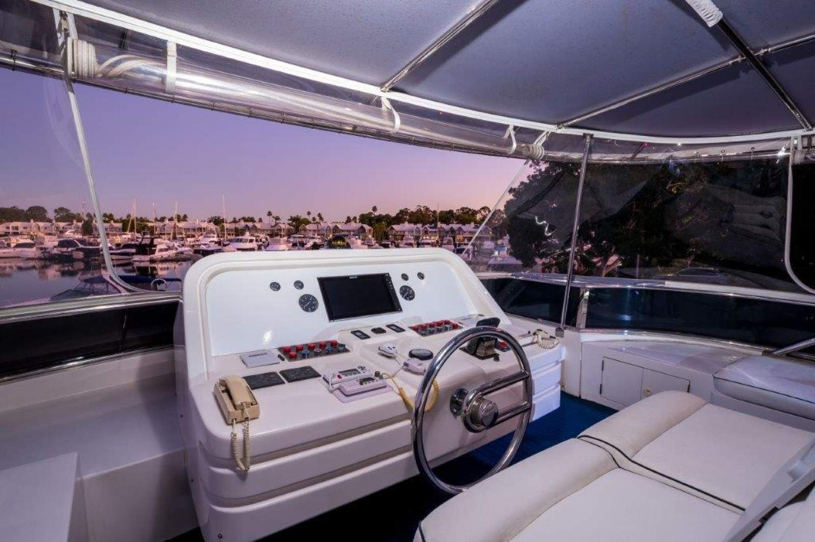Monte Fino 86 Flybridge photo 10